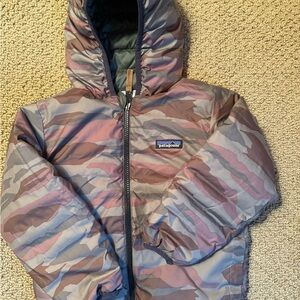 Patagonia Kids Camo Jacket - reversible to Olive Green. Excellent condition